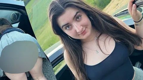 Auto-Outdoor Fick! Notgeile 20jährige trägt keine Unterwäsche !!