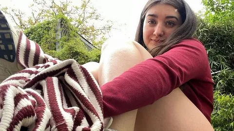 Nachbarn beim Kaffeekränzchen gestört? Ich ficke meine Pussy im Garten & squirte!!