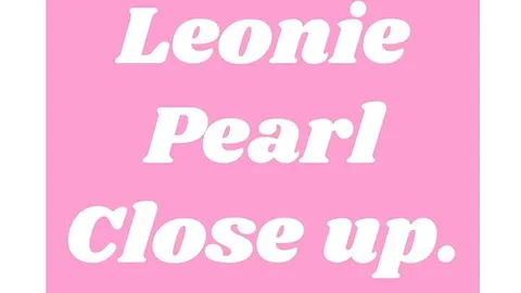 LeoniePearl: Verheirateter Mann kann feuchter, enger Leonie Pearl nicht widerstehen - hautnah von hinten