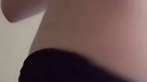 Mädchen zeigt behaarte Muschi
