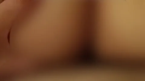 Mädchen wird von einem Schwanz geärgert