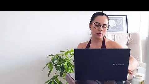 LizzieJenner: Sie fickt mit meinem Chef in seinem Büro und seinem riesigen Schwanz.