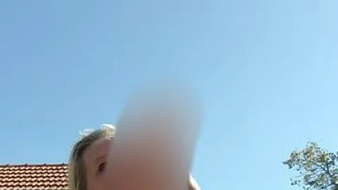 Lotus-Blume-VIP: Blonde Polizistin zieht im Garten blank – wilde POV-Soloshow mit XXL-Dildo