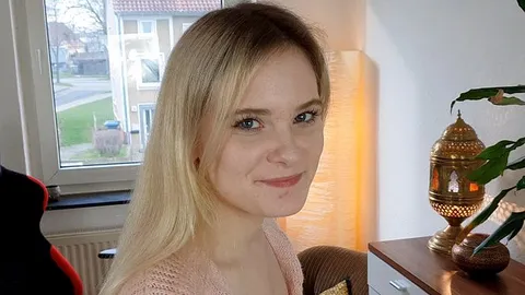 Teenie lässt sich den Arsch aufreißen für Reizwäsche !!