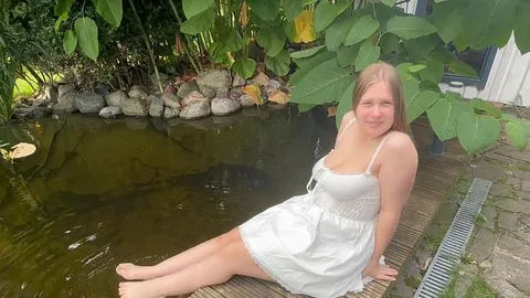 Maja-Meer: Ein geiler Blowjob am Teich endet mit Analsex und einem Creampie
