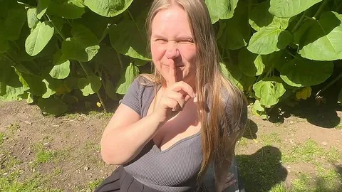 Nachbar mäht den Rasen während wir heimlich einen Quickie haben!