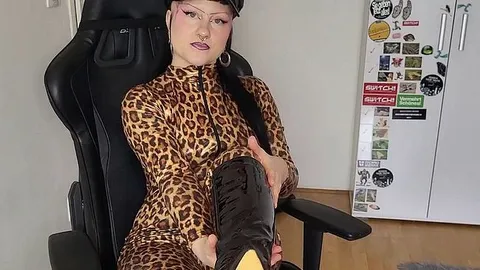 Deine Göttin kümmert sich in Bodysuit & Stiefeln behutsam um dich