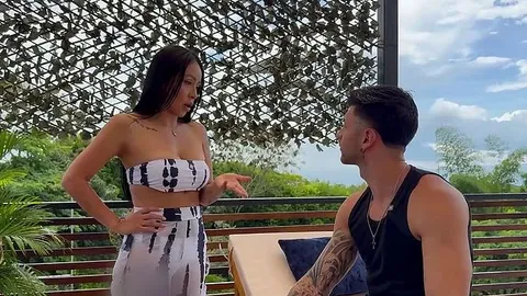 Die brünette MILF Mariana Sandoval mit ihrem knackigen Po reitet während einer erotischen Massage