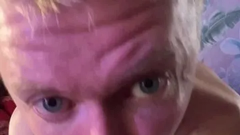 Maxi_Newman: Spiele mit einem großen Dildo und einer großen Ladung Sperma.