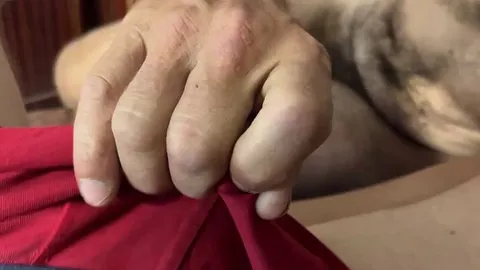 Maxi_Newman: Daddy befriedigt einen großen Schwanz und bekommt eine Ladung Sperma in sich hinein.