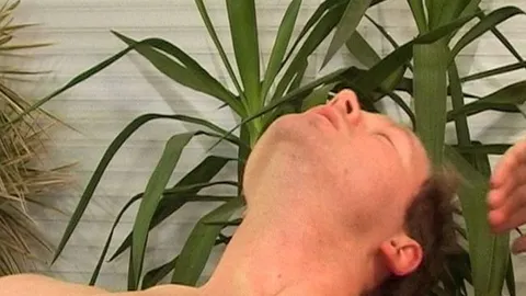 Best of Bi Boy: mehrmals Orgasmus und Spermadusche auf der Leder Couch und Freund schaut mir zu!
