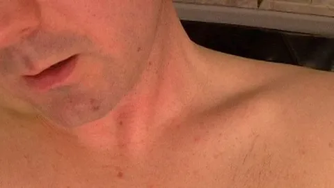 Bi Boy: mehrfacher Orgasmus und Spermadusche auf der Leder Couch. Sperma Alarm und Freund schaut zu!
