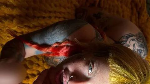 Micky-Bottenberg: Hure im Tanga saugt deinen Schwanz bis du ihr ins Gesicht spritzt!