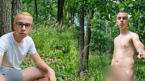 Nackte weiche Vorhaut beim Spaziergang im Wald Mikel