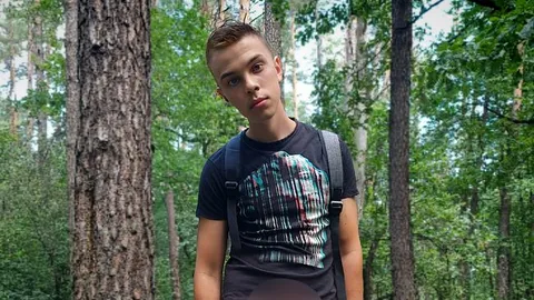 Weiche Vorhaut läuft nackt durch den Wald und holt sich dann einen runter