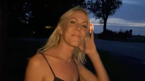 Miley-Weasel: WTF!?! Geile Schlampe lässt sich einfach an der Bushaltestelle ficken !!