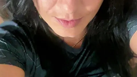 MilfyCalla: Sexy Tanz & Verführung im privaten Badezimmer – Freches MILF-Pipi-Spiel