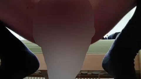 MilliQ: Sexy Femboy in Kniestrümpfen reitet einen großen Dildo