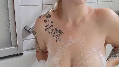 Mimi613: Komm mit in die Badewanne und lass uns spaß haben