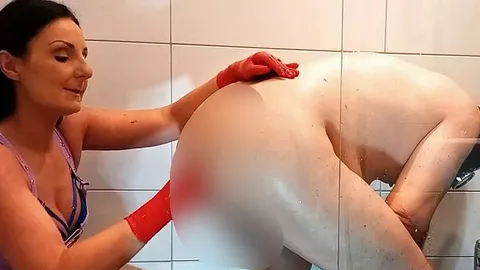 Unter der Dusche ganz tief in die Arschfotze
