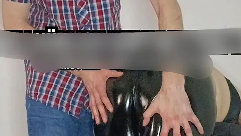 Mister_Tabu: Daddy bestraft sein ungezogenes Mädchen willkürlich hart – geile Lackhose klatscht laut!