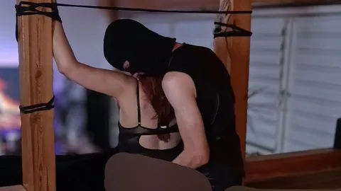 Mister_Tabu: Erstes Mal Gürtel-Spanking: Nachbarin an die Balken gefesselt – was dann geschah...
