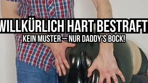 Daddy bestraft sein ungezogenes Mädchen willkürlich hart – Lackhose klatscht laut!