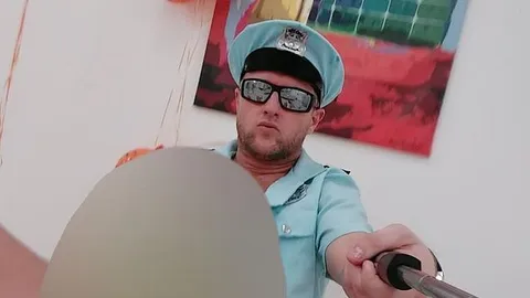 Der Polizist langweilte sich bei der Arbeit !!!