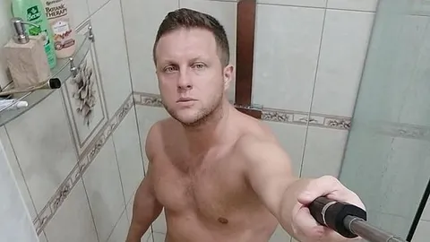 Nackt in der Dusche.