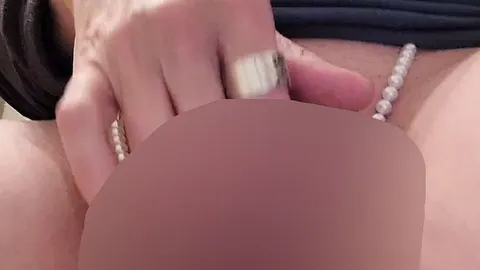 close up - sexy Pussy wichsen auf dem Klo - NS - kleine Piss Schlampe muss nach dem Orgasmus pipi