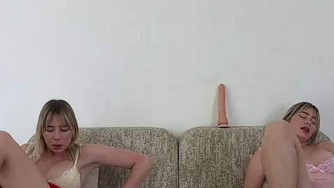 mycandyalice: Erwischt, meine lesbische Nachbarin masturbiert Sie öffnet ihre nasse Muschi, ihr Dildo ist so groß