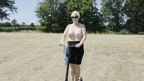 New-UserBitch: Frivol mit dem E-Scooter unterwegs