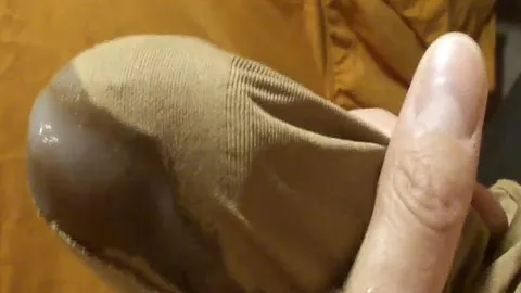 Mit ihren in der Freizeit getragenen hautfarbenen Nylonsocken abgespritzt