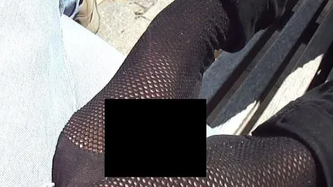 Ein heimlicher Outdoor Footjob auf einer öffentlichen Parkbank