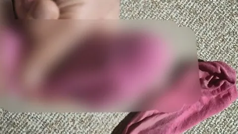 Mit ihren verschrosa Sneakersocken abgewichst