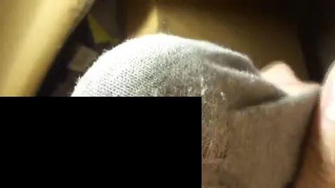 In ihren kaputt getragenen Sneakersocken heftig abgespritzt
