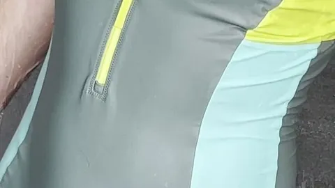 noahgreyd: Ich dusche mich an der Pooldusche mit meinem neuen Badeanzug
