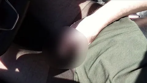 Sexy Fahrt mit dem Auto in schwarzer Feinstrumpfhose