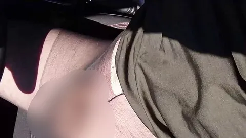 Geiles Abspritzen bei geöffneter Tür im Auto