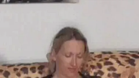 Nora spielt an Ihrem Kitzler