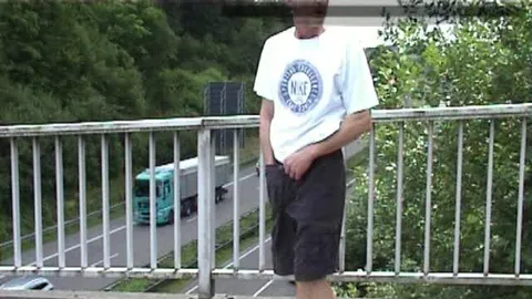 osna11: nackt auf Autobahnbrücke