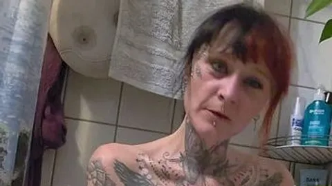 perla420: Nackt in der Wanne-Ausgepisst und Fingerfick????