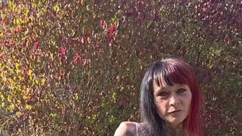 perla420: Vollversion ???Nackt im Gras, mastubiert und gesquirtet .Ob mich jemand sieht? ????