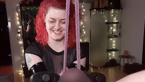 PiercingKitty: 2 Hände tief im Sklaven!