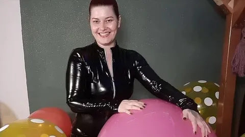 PiercingKitty: Balloon Looner Girl reitet die Luftballons