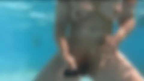 Popp-Sylvie: Unter Wasser mit dem Schwert-Dildo gefickt