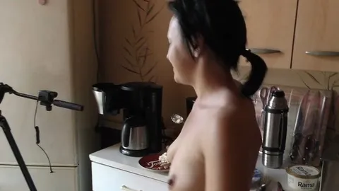 wenn sie nackt in der küche steht