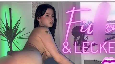 Roxi_black: Lecken und fingern bei der Arbeit. Bis zum Höhepunkt