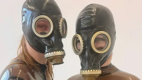 Zwei geile Schlampen ficken in Heavy Latex und Gasmasken