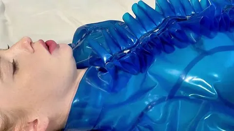 Süsses Sugarbaby fickt in Latex